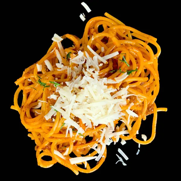 Spagetti Bolognese rendelenmiş peynir ile