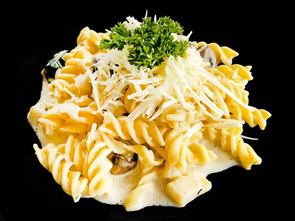 Spiral fusilli makarna. Lezzetli ve kremalı.