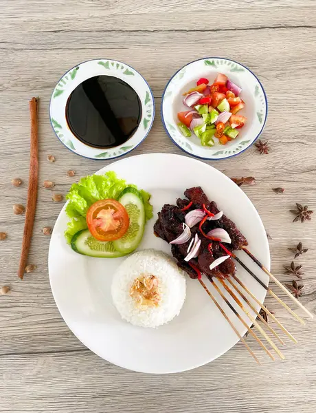 Maranggi satay ve pirinç.