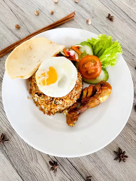  Nasi goreng, geleneksel Endonezya yemekleri.