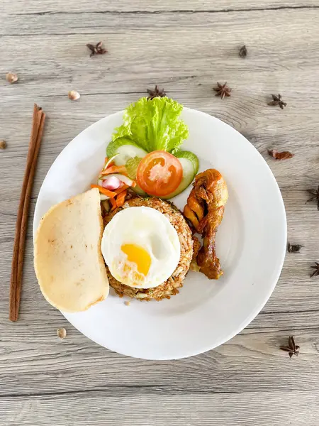  Nasi goreng, geleneksel Endonezya yemekleri.