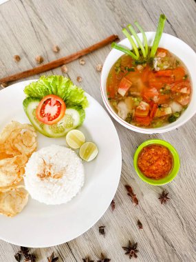 Dory Fish 'li deniz ürünleri çorbası