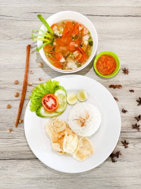 Dory Fish 'li deniz ürünleri çorbası