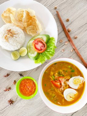 Soto Ayam, Doğu Java kökenli geleneksel bir Endonezya et çorbası.