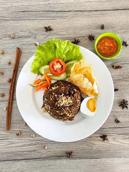  Rawon pilavı geleneksel Endonezya yemeği.