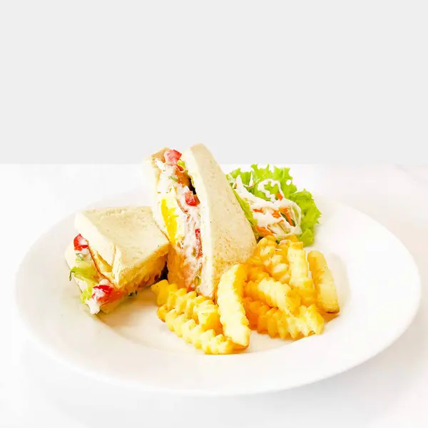 Sandviç, mayonez ve patates kızartması.