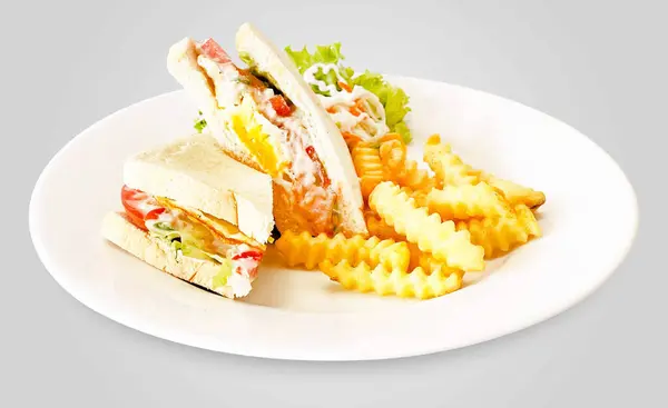Sandviç, mayonez ve patates kızartması.