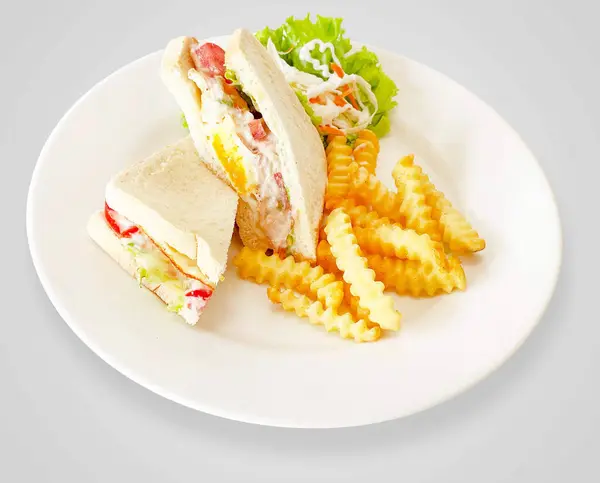 Sandviç, mayonez ve patates kızartması.