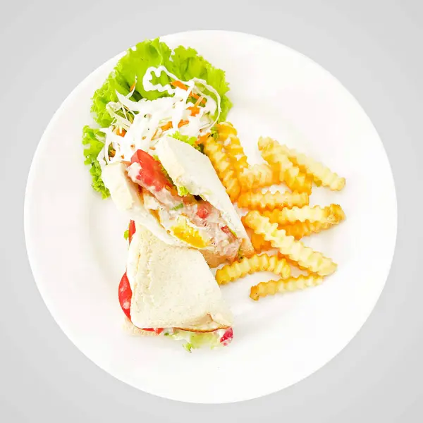 Sandviç, mayonez ve patates kızartması.