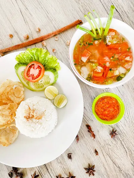 Dory Fish 'li deniz ürünleri çorbası
