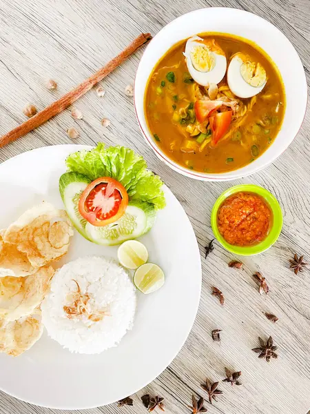 Soto Ayam, Doğu Java kökenli geleneksel bir Endonezya et çorbası.