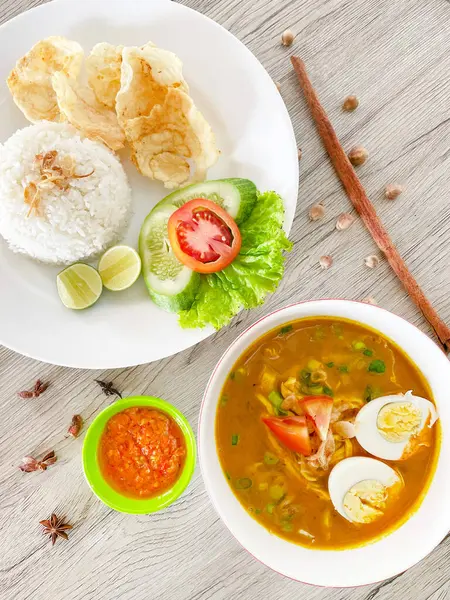 Soto Ayam, Doğu Java kökenli geleneksel bir Endonezya et çorbası.