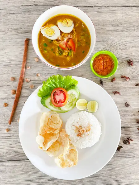 Soto Ayam, Doğu Java kökenli geleneksel bir Endonezya et çorbası.