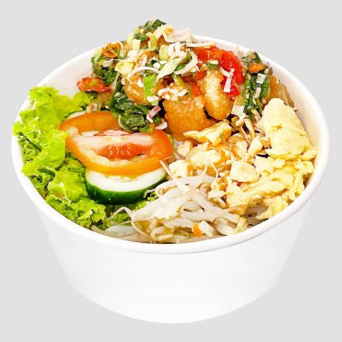 Baharatlı pilav kaseli kızarmış tavuk filetosu.