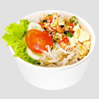 Baharatlı pilav kaseli kızarmış balık filetosu