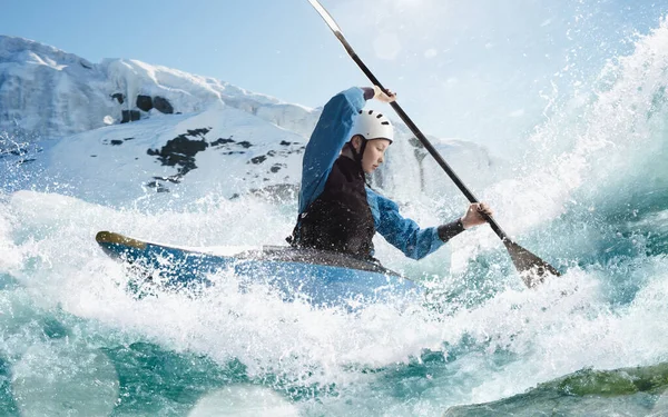 カヤックの女性は山の川を航海します ホワイトウォーターカヤック — ストック写真