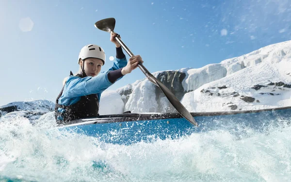 カヤックの女性は山の川を航海します ホワイトウォーターカヤック — ストック写真