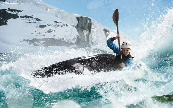 Una Mujer Kayak Navega Río Montaña Kayak Aguas Bravas — Foto de Stock