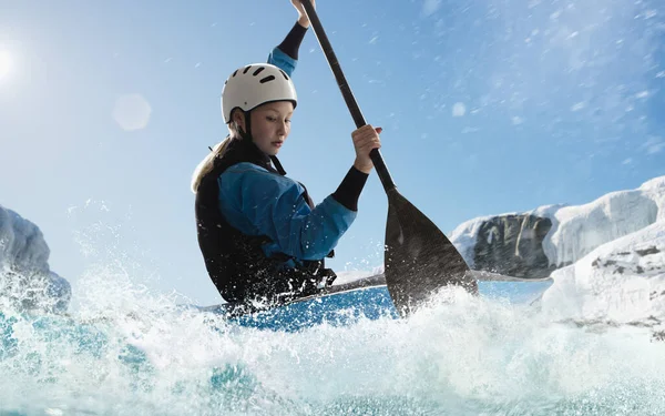 Жінка Байдарці Плаває Гірській Річці Біловоддя Кашляє — стокове фото