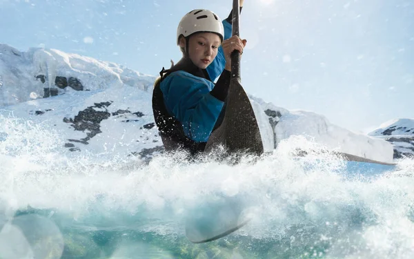 Žena Kajaku Pluje Horské Řece Whitewater Kayaking — Stock fotografie