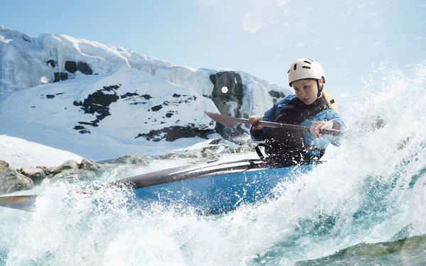 Frau Kajak Segelt Auf Einem Gebirgsfluss Wildwasserkajakfahren — Stockfoto