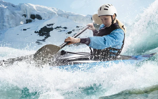 Жінка Байдарці Плаває Гірській Річці Біловоддя Кашляє — стокове фото