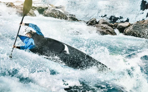 Kobieta Kajaku Płynie Górską Rzeką Spływ Kajakowy Whitewater — Zdjęcie stockowe