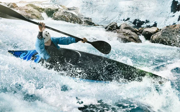 Kobieta Kajaku Płynie Górską Rzeką Spływ Kajakowy Whitewater — Zdjęcie stockowe
