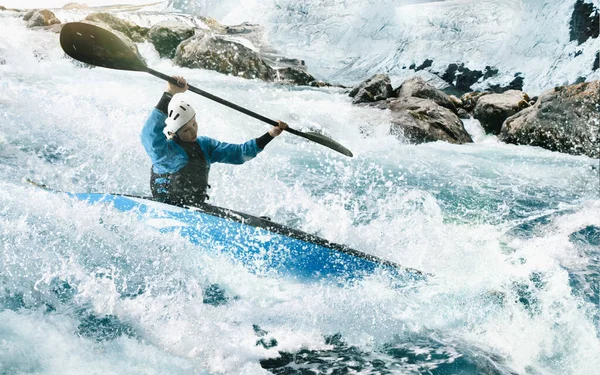 坐在独木舟上的女人在山河上航行 白水皮划艇 — 图库照片