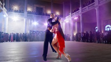 Çift dansçılar büyük profesyonel sahnede Latin dansı yapıyorlar.. 