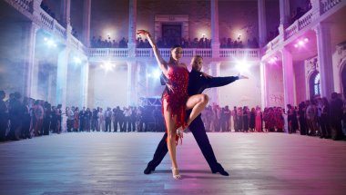 Çift dansçılar büyük profesyonel sahnede Latin dansı yapıyorlar.. 
