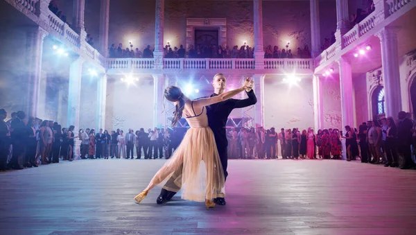 Пара Танцоров Танцуют Вальс Большой Профессиональной Сцене Баллро — стоковое фото