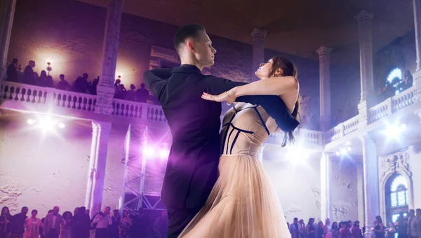 Para Tancerzy Wykonuje Walca Dużej Profesjonalnej Scenie Ballro — Zdjęcie stockowe
