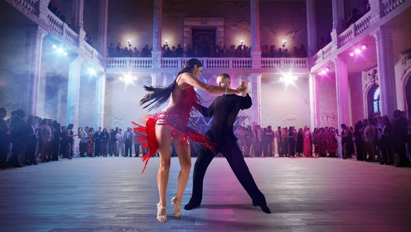 Casal Dançarinos Executar Dança Latina Grande Palco Profissional — Fotografia de Stock