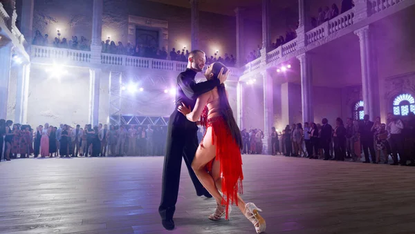 Pár Tanečníků Předvádí Latinský Tanec Velkém Profesionálním Pódiu — Stock fotografie