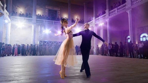 Couple Dancers Perform Waltz Large Professional Stage Ballro — Stock Photo, Image