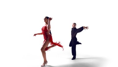 Çift dansçılar izole edilmiş beyaz üzerinde dans ederler.