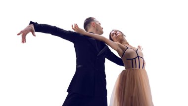 Çift dansçılar izole edilmiş beyaz üzerinde dans ederler.