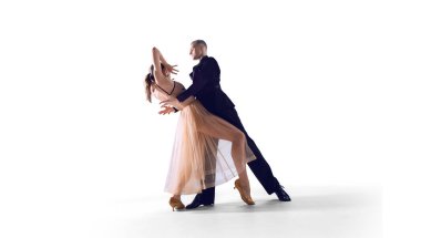 Çift dansçılar izole edilmiş beyaz üzerinde dans ederler.