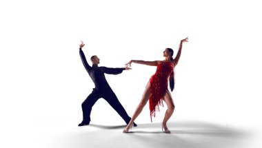 Çift dansçılar izole edilmiş beyaz üzerinde dans ederler.