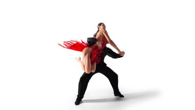 Çift dansçılar izole edilmiş beyaz üzerinde dans ederler.