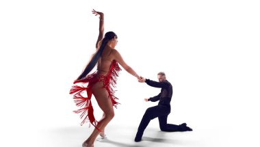 Çift dansçılar izole edilmiş beyaz üzerinde dans ederler.