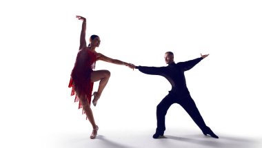 Çift dansçılar izole edilmiş beyaz üzerinde dans ederler.
