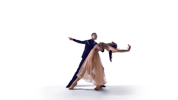 Çift Dansçılar Izole Edilmiş Beyaz Üzerinde Dans Ederler — Stok fotoğraf
