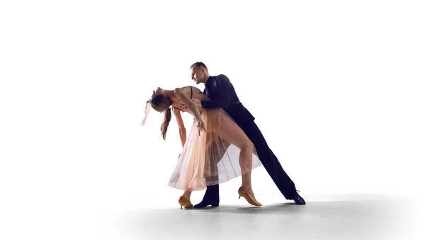 Pár Tanečníků Tančí Izolovaných Bílém — Stock fotografie