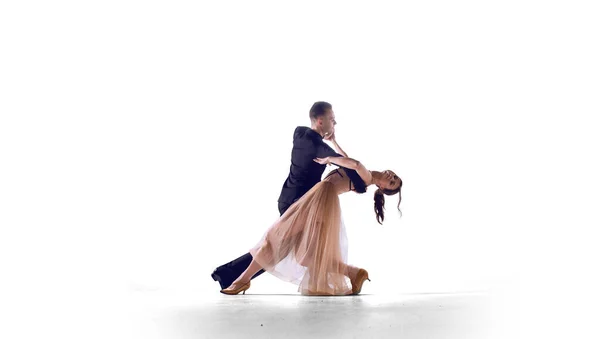 Pár Tanečníků Tančí Izolovaných Bílém — Stock fotografie