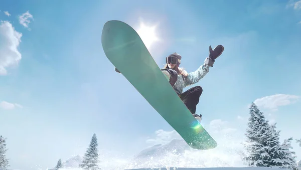 スノーボーダーの女の子が行動中だ 極端な冬のスポーツ — ストック写真