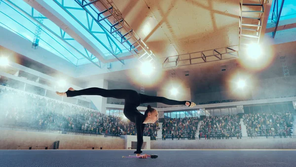 Ритмічна Гімнастка Професійній Арені — стокове фото