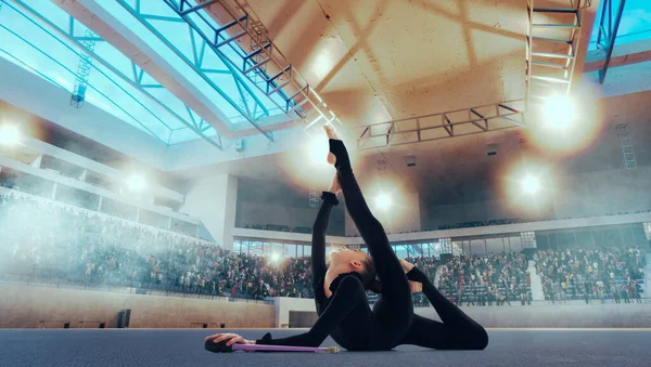 Gymnaste Rythmique Dans Arène Professionnelle — Photo