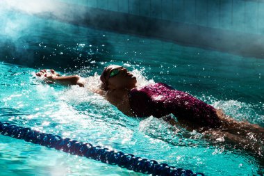Havuzda genç kadın yüzücü eğitimi. Profesyonel yüzücü.